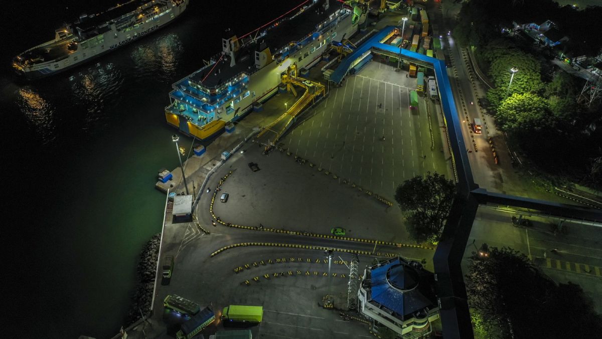 Foto aerial suasana sepi di Pelabuhan Merak, Banten, Rabu (5/5/2021) malam.  [ANTARA FOTO/Galih Pradipta]