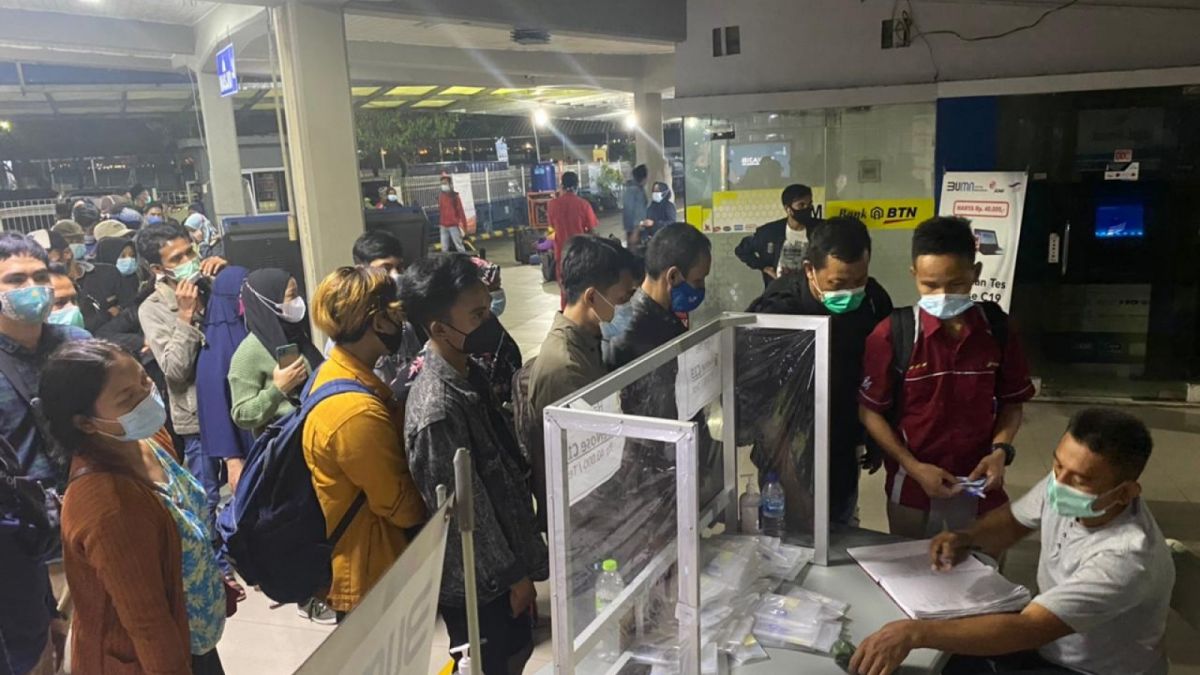 Pemudik pejalan kaki mengantre untuk tes GeNose di Pelabuhan Merak [Suara.com/Adi Mulyadi]