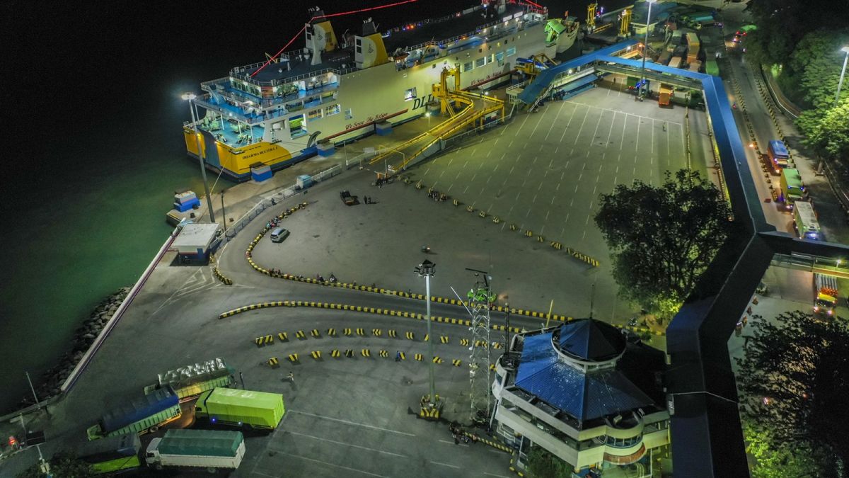 Foto aerial suasana sepi di Pelabuhan Merak, Banten, Rabu (5/5/2021) malam.  [ANTARA FOTO/Galih Pradipta]