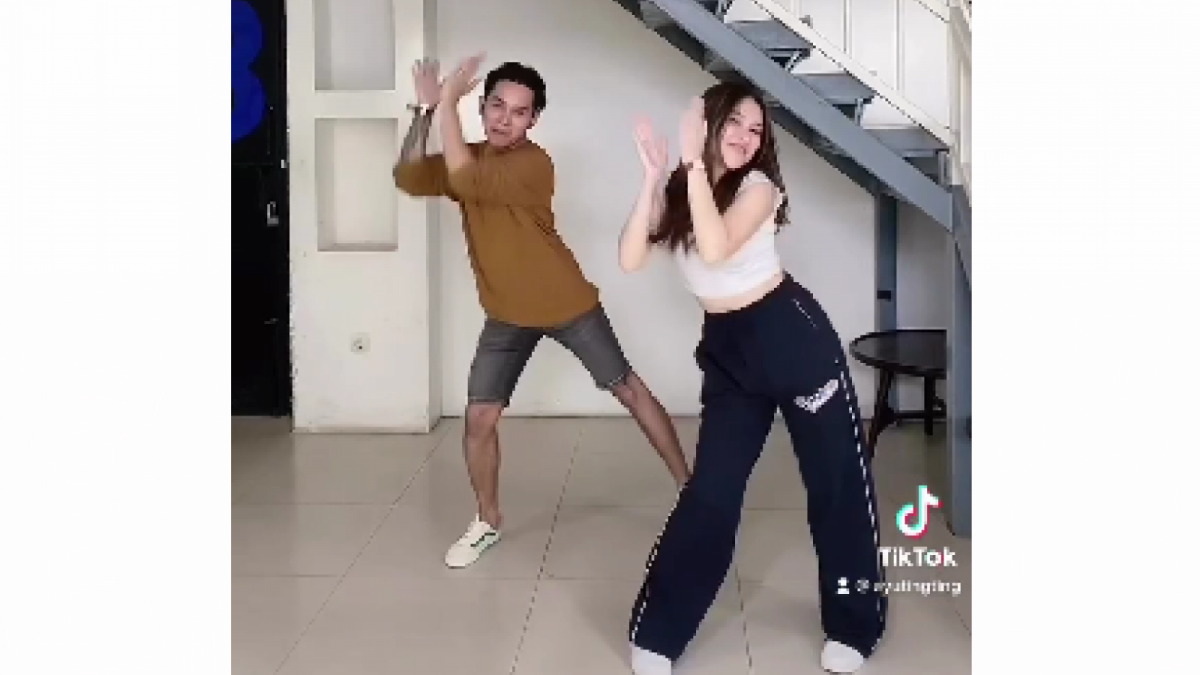 Ayu Ting Ting Dance Kpop pakai crop top malah dirujak netizen. (TikTok)
