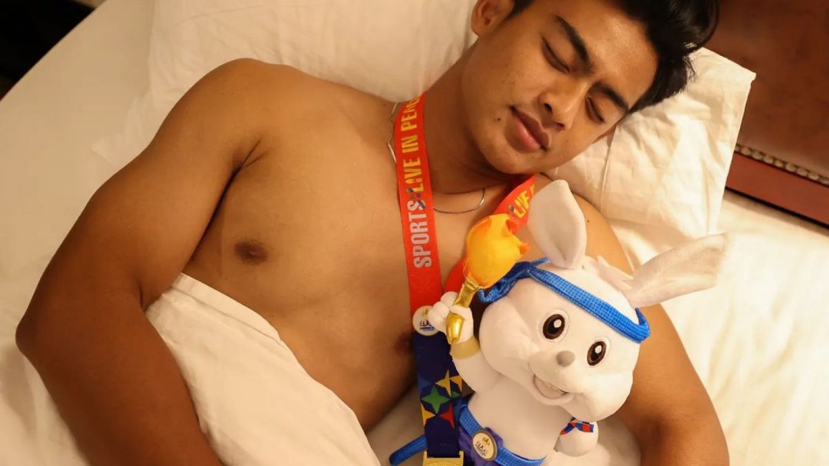 Potret Arhan Pratama tidur nyenyak berkalung medali emas usai kalahkan Thailand pada Final SEA Games 2023.