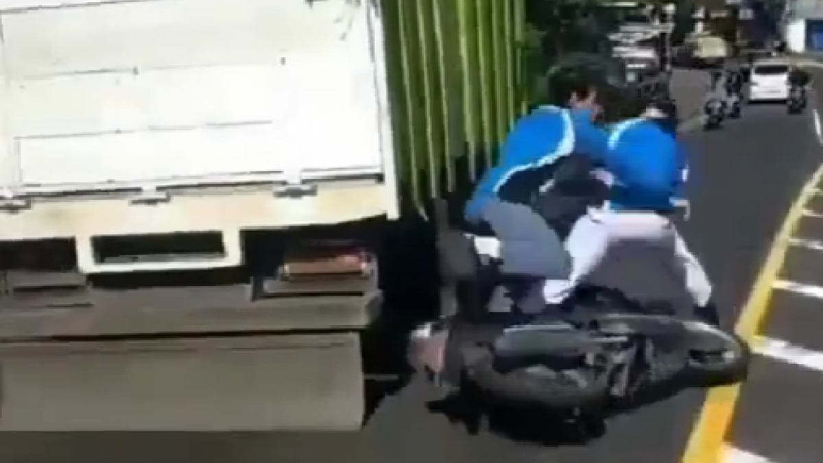 Tangkapan layar video viral pelajar menghindari razia polisi hingga nyawa nyaris melayang. (Instagram @memoemedia)