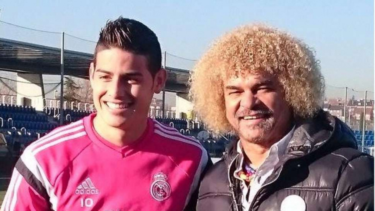 Carlos Valderrama (kanan) berfoto bareng dengan junior yang juga penerusnya di tim nasional Kolombia, James Rodriguez [Twitter@PibeValderramaP] [Twitter@PibeValderramaP]