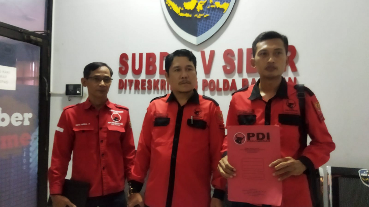 Tim BBHAR DPD PDI Perjuangan Banten saat mendatangi Ditkrimsus Polda Banten untuk melaporkan Rocky Gerung, Kamis (3/8/2023). [Yandi Sofyan/Suara.com]