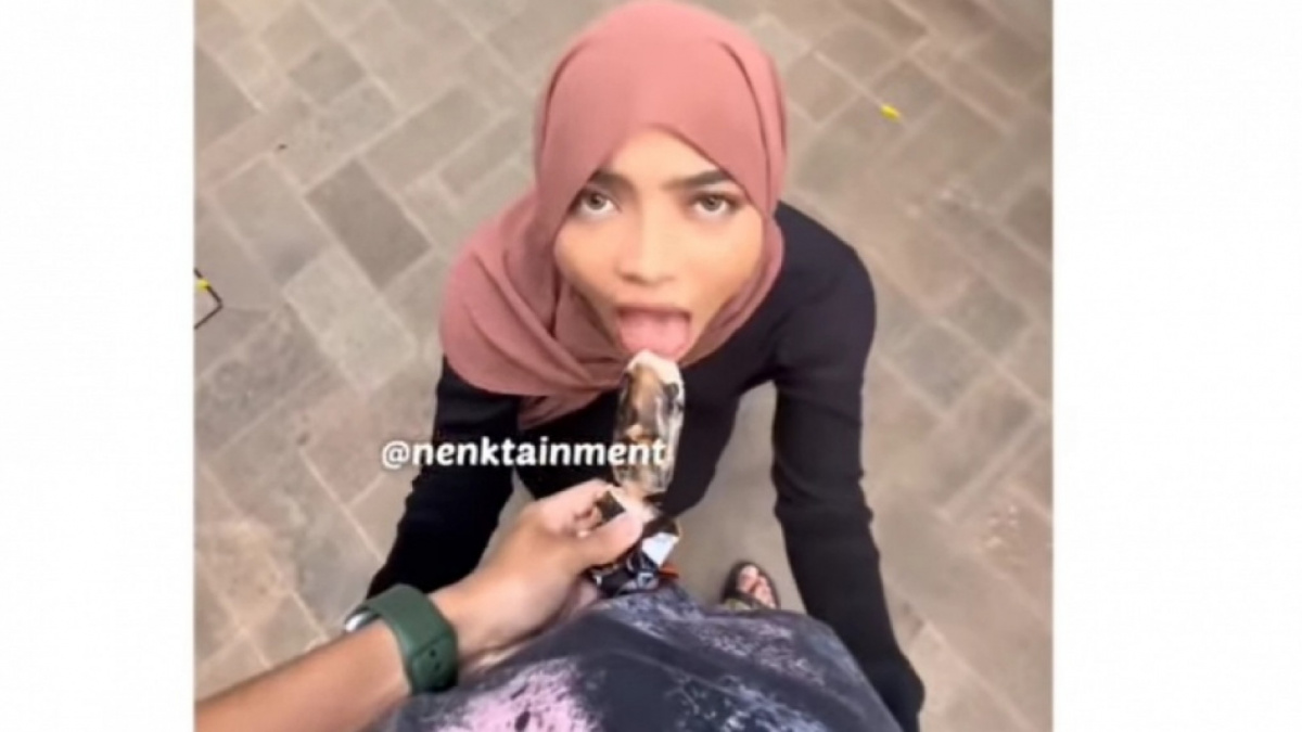 Aksi TikTokers Oklin Fia makan es krim di depan kemaluan pria. (Instagram/ nenktainment)