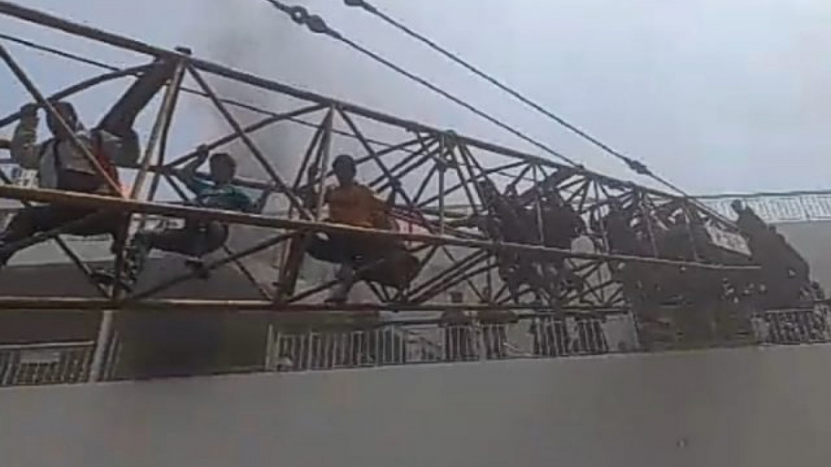 Evakuasi KM Mutiara Berkah I terbakar di Pelabuhan Indah Kiat Merak, Cilegon, Banten. [IST]