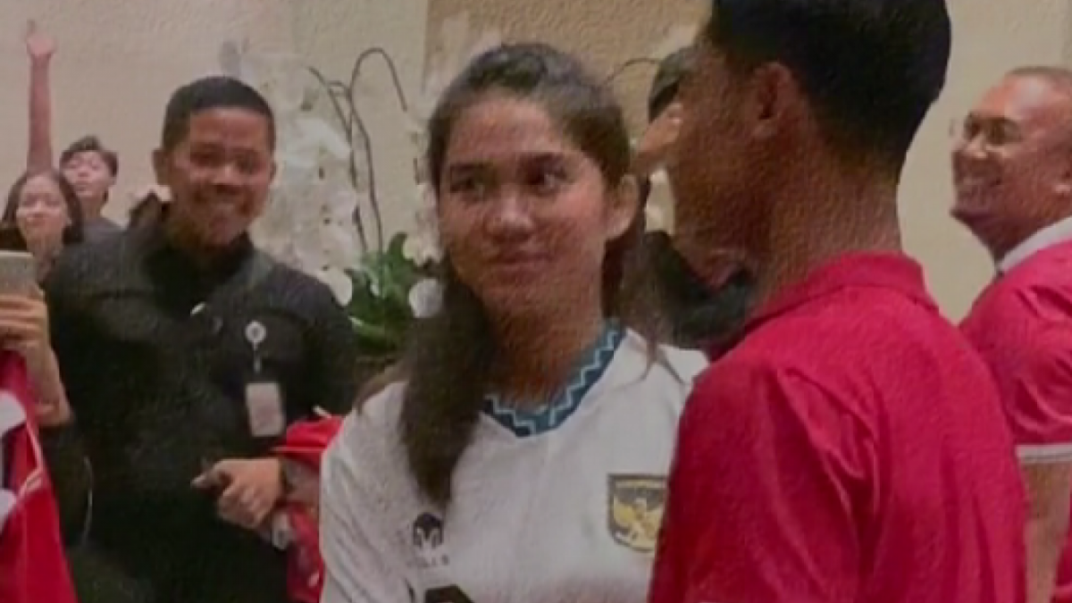 Video Romantis Pratama Arhan Kecup hingga Peluk Mesra Azizah Salsha Usai Timnas U-23 Cetak Sejarah lolos ke putaran Final Piala Asia U-23 2024. [Tiktok]