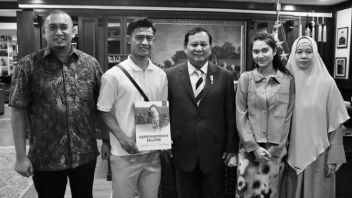 Ayah dari Azizah Salsha sekaligus Mertua Pratama Arhan Andre Rosiade (Paling kiri) saat bertemu Prabowo Subianto. [Instagram @pratamaarhan8]