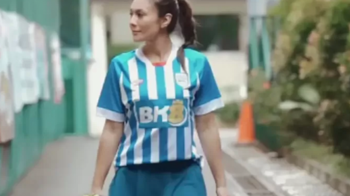 Wulan Guritno pakai jersey [Instagram]