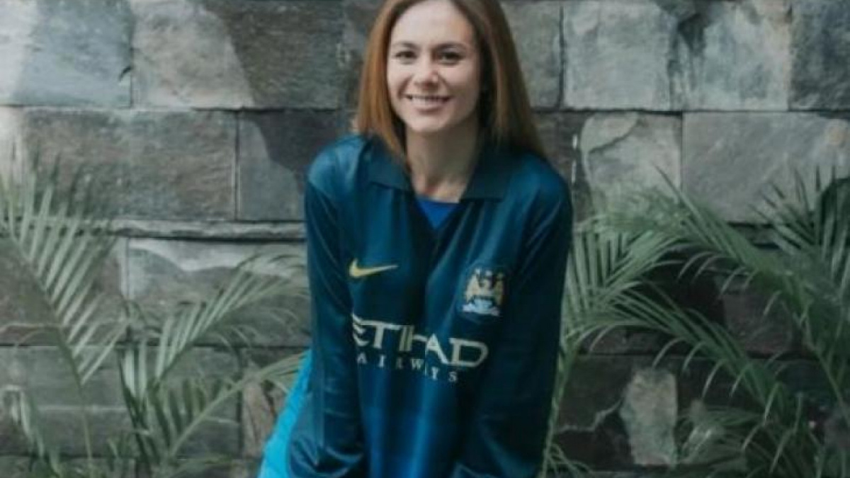 Wulan Guritno pakai jersey Manchester City [Instagram]