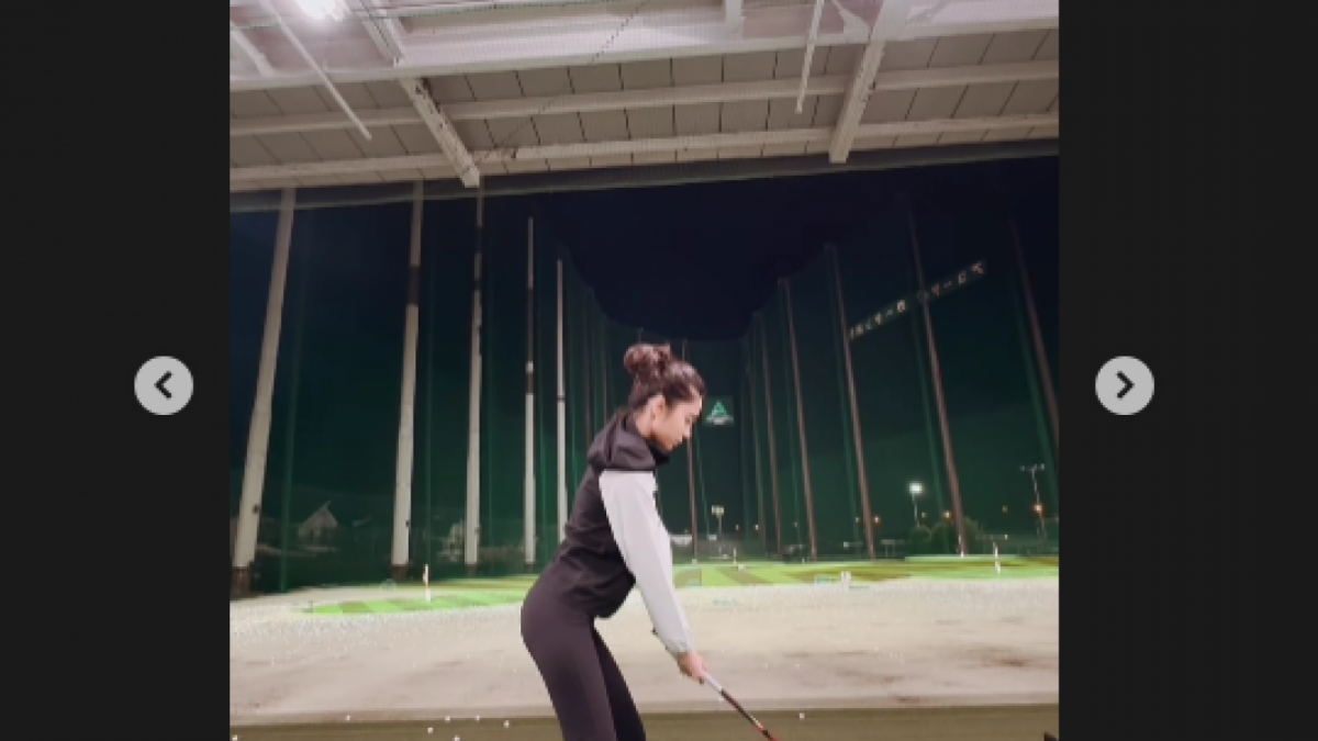 Azizah Salsha bermain golf. [(Instagram/@azizahsalsha_)]