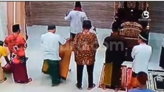 Momen Menegangkan Imam Masjid Dipukul Makmum Saat Pimpin Salat Berjamaah di Pondok Gede Bekasi