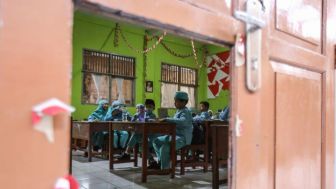 Bakal Dibongkar, Pemkot Depok Kekeuh SDN Pondok Cina 1 Harus Pindah 12 Desember, Siswa Menangis Ingin Belajar Sama Guru