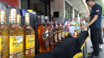 Punya Julukan Kota Santri, Siapa Target Pasar Ribuan Botol Minuman Setan di Kota Tasikmalaya?