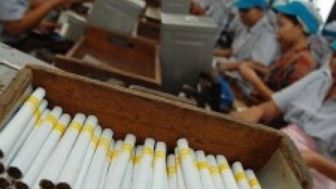 Jokowi Larang Penjual Rokok Ketengan, Netizen: Nanti Belinya Pakai KTP dan Surat Vaksin