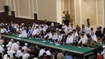 Ribuan Warga Bogor Berikir Jelang Tahun Baru 2023 di Masjid Agung Bogor