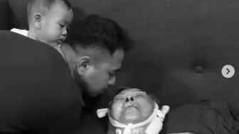 Raffi Ahmad Dirujak Netizen, Bikin Konten Cium Almarhum Mami Popon Yang Meninggal Dunia