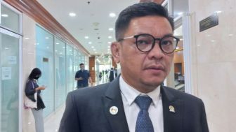 Kecam Aksi Pria Sawer Qoriah Saat Peringatan Maulid Nabi, DPR: Tidak Etis!