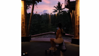 Wulan Guritno Pamer Body Goals Sambil Pandangi Sunset, Publik Beri Gelar 'Janda of the Year'