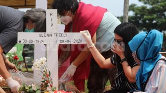 Diajak Mutia Ayu Ziarah ke Makam Glenn Fredly, Celoteh Sang Putri Bikin Terenyuh: Ayah Mana? Belum Datang Ya?