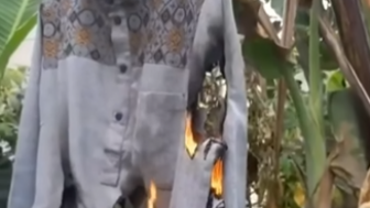 Pria Ini Bakar Baju Muslim Gegara Ada Motif Salib, Netizen Pertanyakan Isi Otaknya