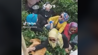 Healing Berubah Jadi Tragedi, Rombongan Emak-emak Terpelosok ke Kebun Teh Gara-gara Jembatan Kayu Ambrol