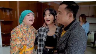 TikTok Shop Ditutup, Fuji Hibur Ibunya dengan Memberi Buket Uang Segepok