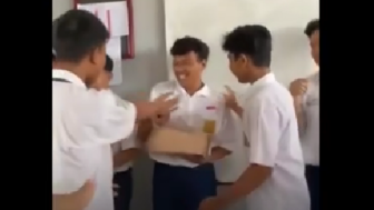 Viral Aksi Siswa SMP Patungan Beli Sepatu Baru untuk Temannya, Publik Terharu Melihatnya