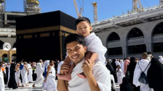 Meski Sudah Putus dengan Fuji, Thariq Bagikan Momen Gendong Gala Sky Depan Ka'bah, Netizen: Satukan Kembali Mereka