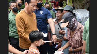 Jan Ethes Bersama Presiden Jokowi Bagi-bagi Amplop di Pasar Gede, Netizen: Semoga Sedekahnya dari Uang Pribadi