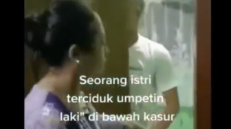 Detik-detik Ibu Berdaster Biru Ketahuan Selingkuh oleh Suami, Pria Selingkuhan Ngumpet di Bawah Kasur