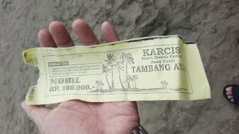 Viral! Wisatawan Klaim Digetok Bayar Parkir Mobil Rp100 Ribu saat Liburan ke Pantai Anyer