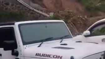 Detik-detik Tanah Longsor Terjang Parkiran Kolam Renang di Bandung, Netizen Salfok dengan Penampakan Rubicon