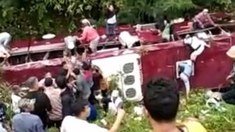 Bus Rombongan Peziarah Asal Tangsel Masuk ke Jurang di Guci Tegal