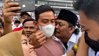 Kelakar Gibran Ngaku Trauma Dicium Bapak Berkumis Relawan Jokowi Jelang Musra di Jakarta