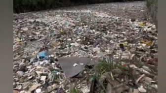 Sejauh Mata Memandang di Sungai Citarum Hanya Terlihat Sampah, Netizen Sentil Ridwan Kamil: Kumaha Bos?