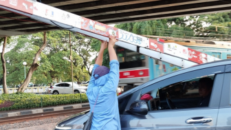 Nyawa Diselamatkan, Pengemudi Mobil Ini Caci Maki Petugas Palang Pintu Kereta Api, Netizen: Bapaknya Mirip Ferdy Sambo