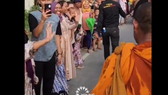 Viral! Keramahan Orang Indonesia Sambut Bhante yang Lakukan Perjalanan Suci, Publik Dibuat Terharu