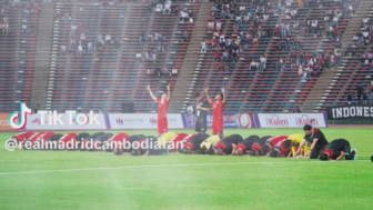 Viral! Sujud Syukur Timnas Indonesia Usai Pecundangi Thailand Disalah Artikan Publik Kamboja: Dikira Sembah Rumput