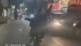 Viral Video Bocah Gangster Ugal-ugalan di Bandung Sambil Acungkan Senjata Tajam, Netizen: Minta Disabet Selang