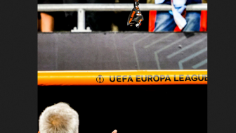 Viral! Jose Mourinho 'Kerasukan' Pemain Thailand, Buang Medali Pasca AS Roma Gagal Raih Europa League