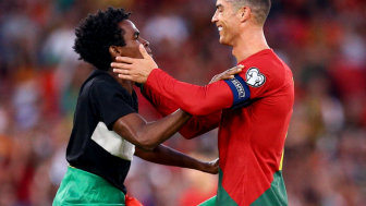 Beda Level! Cristiano Ronaldo Senyum Saat Hadapi Fan Masuk Lapangan, Lionel Messi Pasang Muka Masam