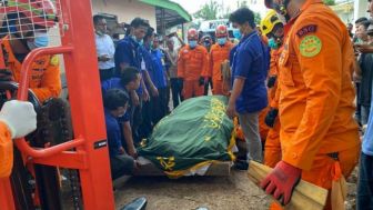 Fajri Pria Obesitas 300 Kg Dimakamkan di TPU Menteng Pulo, Dibawa Pakai Forklift dari Ambulans