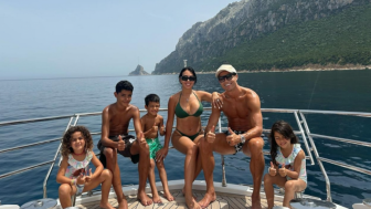 Liburan bersama Cristiano Ronaldo di Kapal Pesiar Rp104 Miliar, Georgina Rodriguez Berbalut Bikini Seksi