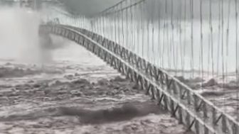 Ngeri, Viral Jembatan Gantung di Lumajang Berguncang Hebat Diterjang Lahar Dingin Semeru