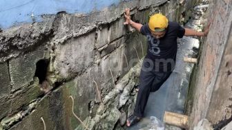 Viral! Lansia di Bekasi Harus Lewat Got untuk Masuk ke Rumah Gegara Terhalang Tembok Hotel