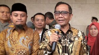 Aktivis HMI Bakar Bendera PDIP Bela Rocky Gerung, Mahfud MD: Membela RG Boleh Saja, Tapi...