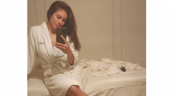 Potret Wulan Guritno Mirror Selfie Pakai Piyama Bikin Merem Melek: Awet Muda Banget!