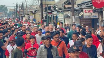 Ganjar Dikerubungi hingga Diminta Foto oleh Warga Saat Lari Pagi di Bogor, Gibran Terciduk Pasang Wajah seperti Ini