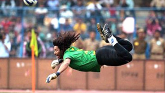 Sebelum Andritany Ardhiyasa Mendunia, Ini Aksi Rene Higuita dengan Tendangan Kalajengking yang Memukau